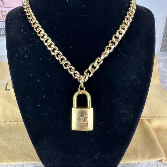 Louis Vuitton Lock #203 Pendant gift set - Picture 3 of 7